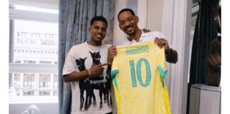 Rodrygo encontra Will Smith e entrega camisa da seleção brasileira