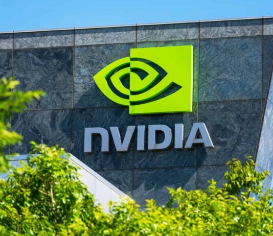 Queridinha da IA, Nvidia se aproxima de valor de mercado da Apple